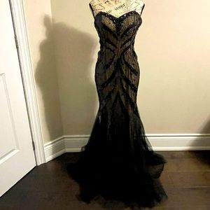 Gorgeous evening gown sequins, lace, mermaid style, super stylish